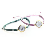 Escapulario DULCE MARÍA - pulsera medalla de plata con bisel de oro de 16mm con macramé